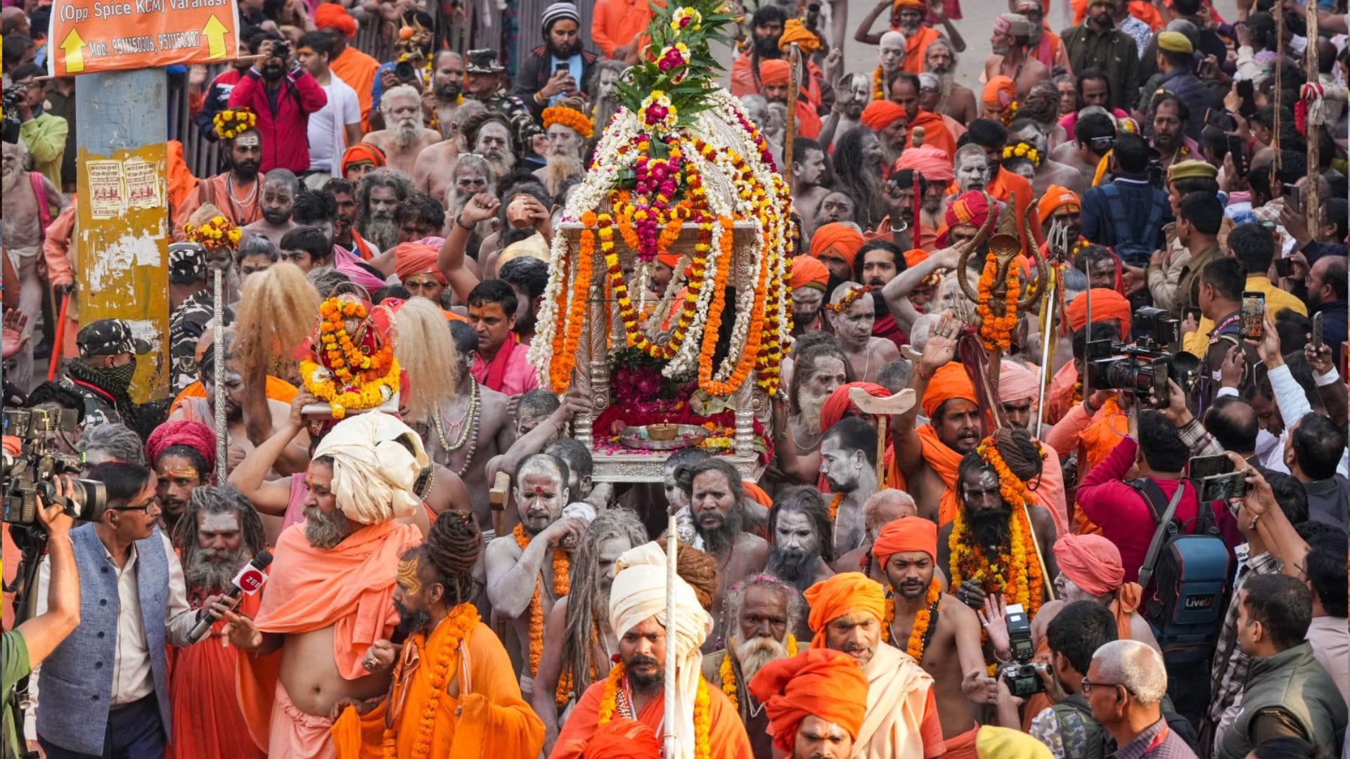 Mahashivratri 2025 Naga sadhus offered virtue of Triveni and showed skill in scriptures and weapons