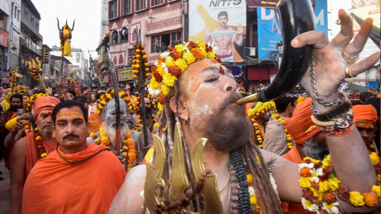 Mahashivratri 2025 Naga sadhus offered virtue of Triveni and showed skill in scriptures and weapons