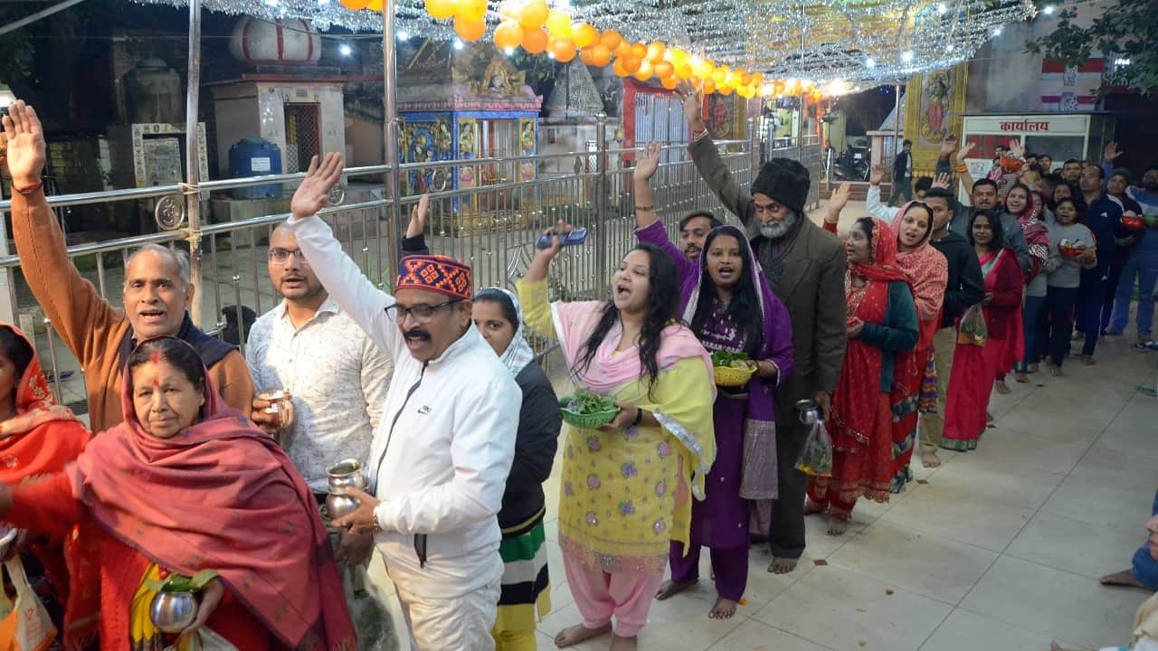devotees queued up in Nath temples of Bareilly on Mahashivratri