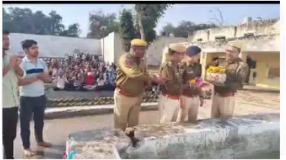 बंदियों को कराया गया पवित्र जल से स्नान