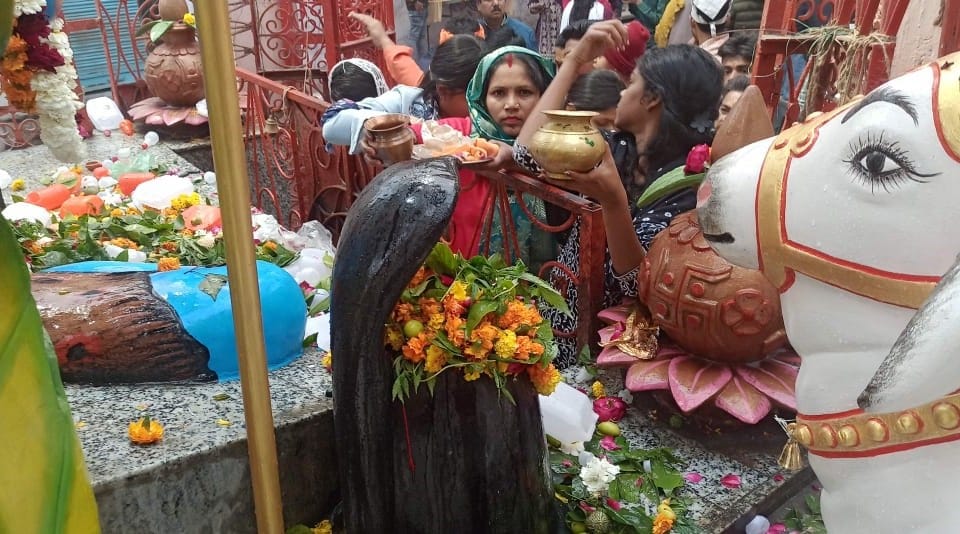 Mahashivratri: Shivoham... Shivoham echoed in Moradabad division, queues in temples for Jalabhishek