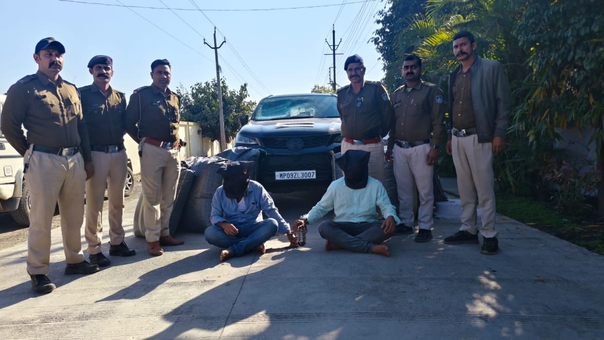 Mandsaur News: Smugglers pointed pistol at sub-inspector, were carrying 200 kg of sawdust in the car