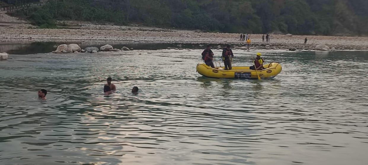 Uttarakhand News Two students of Garhwal University died due to drowning in Alaknanda river Srinagar