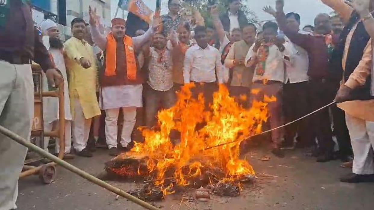Ajmer: BJP burnt effigy of Congress State President for insulting the Assembly Speaker, warned to apologize