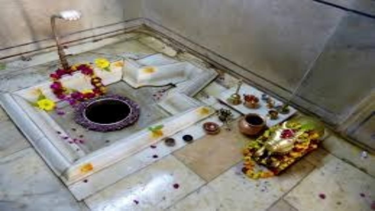 Mahashivratri Special: Devotees Queue Up at Temples, Lord Krishna's Mundan Took Place at This Shiv Temple