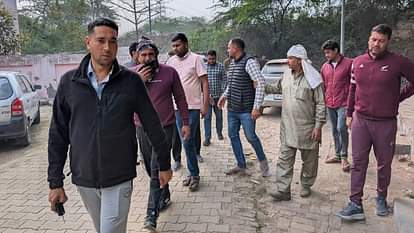 UP: A painful accident in Modinagar, Ghaziabad, car collides with bikes; Three kanwadis killed and two injured Road Accident in Ghaziabad Modinagar, Car Hits Two Bike Many Died