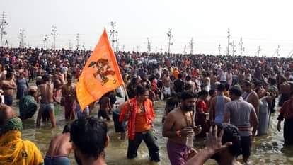 संगम में डुबकी लगाते श्रद्धालु।