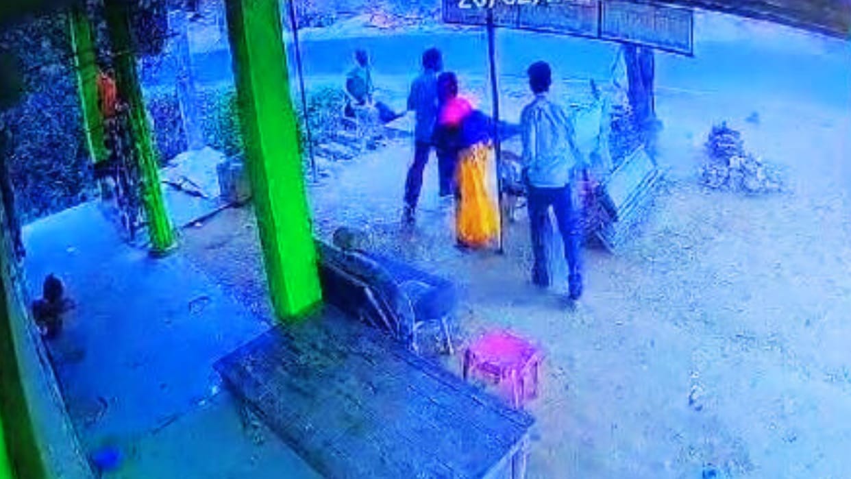 road accident in sonbhadra Hindalco contract worker dies middle aged man in critical condition