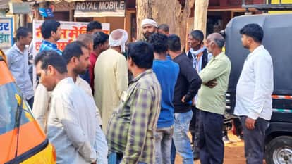 Four road accidents in Mirzapur 20 devotees injured