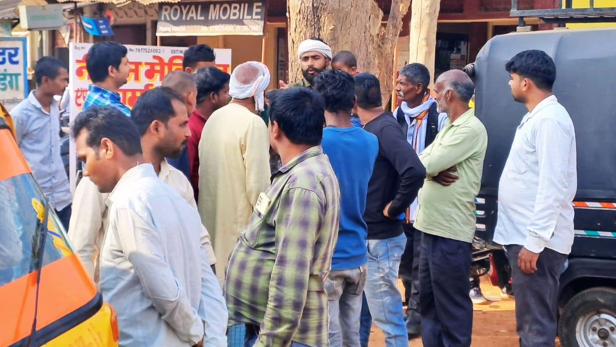 Four road accidents in Mirzapur 20 devotees injured