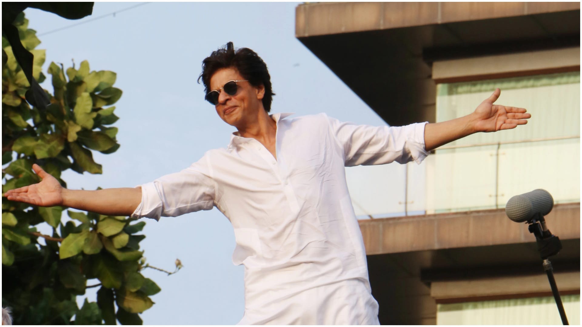 Shah rukh khan renovate his bungalow mannat and shifted with family to pali hill puja casa apartment