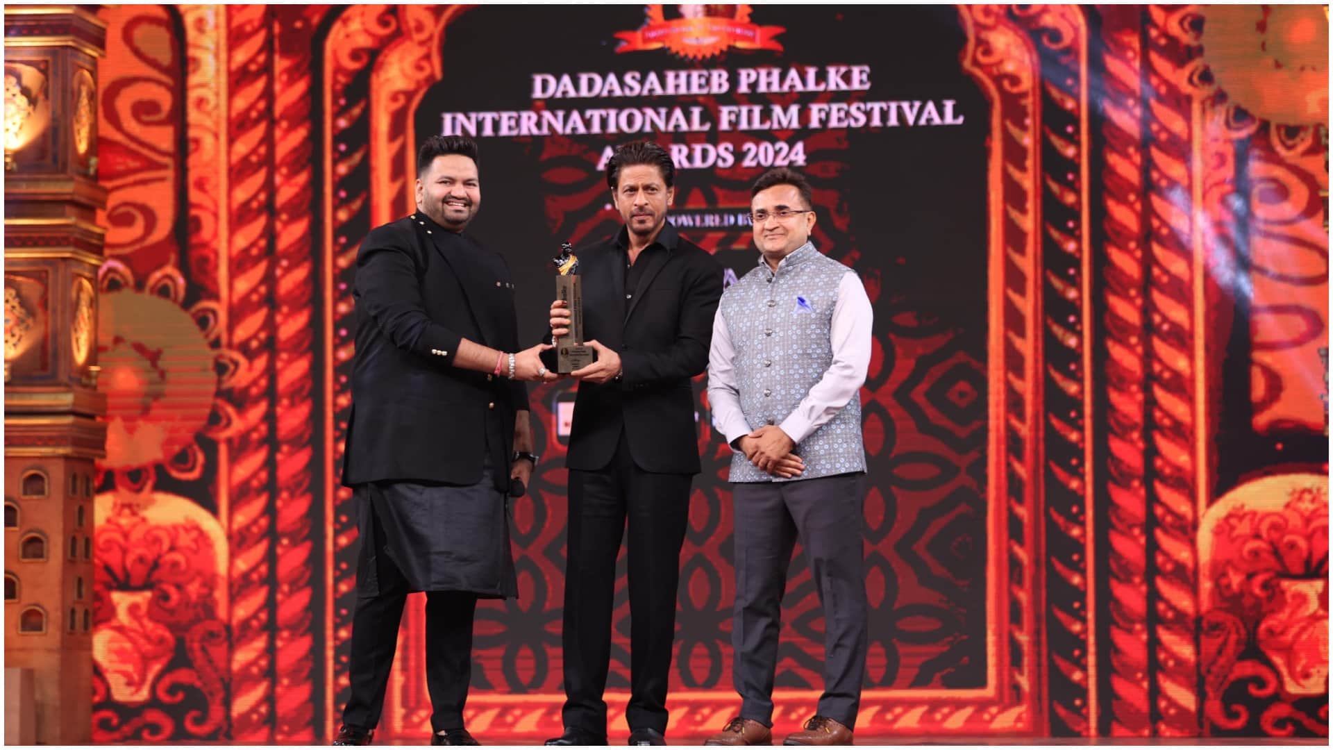 Shah rukh khan renovate his bungalow mannat and shifted with family to pali hill puja casa apartment