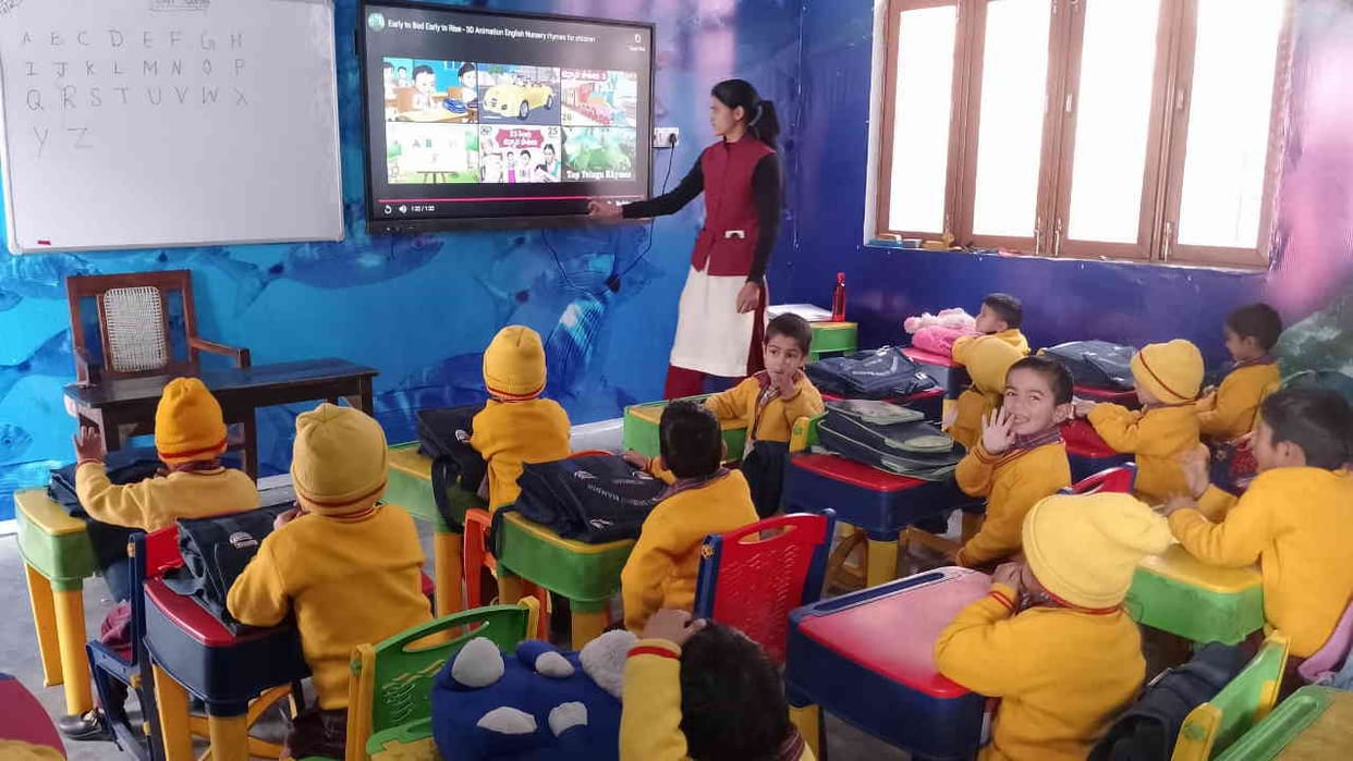 Smart class started in Vidya Bharti first school on the mountain Uttarkashi Uttarakhand News in hindi