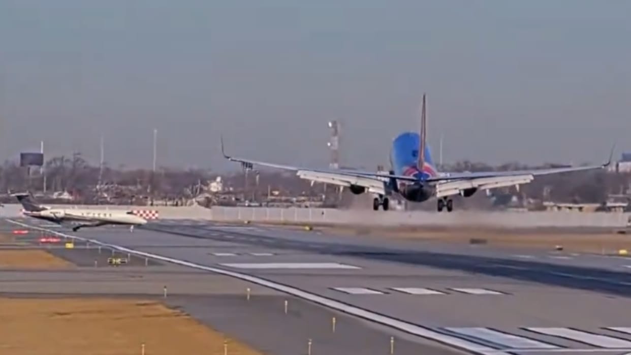 Southwest Airlines flight abruptly rises to avoid another plane crossing Chicago runway, News in hindi