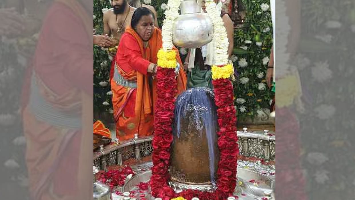 Despite the pain, former Chief Minister Uma Bharti reached to see her adored Baba Mahakal
