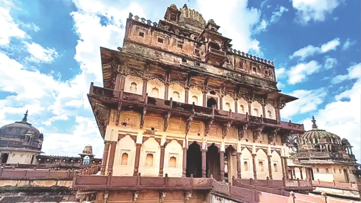luxurious Satkhanda palace has been deserted for four hundred years