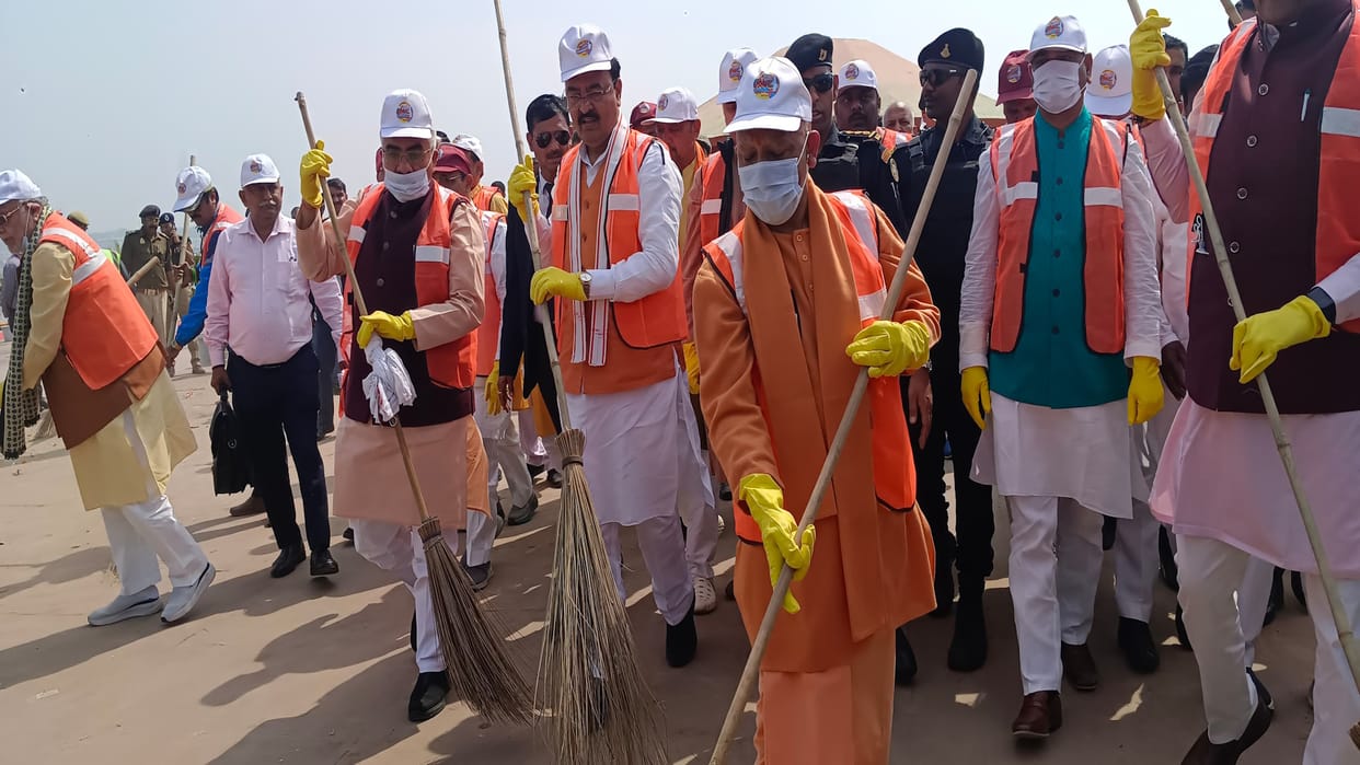 CM Yogi Adityanath along with Deputy CM and ministers conducted cleanliness campaign, worshiped Ganga.