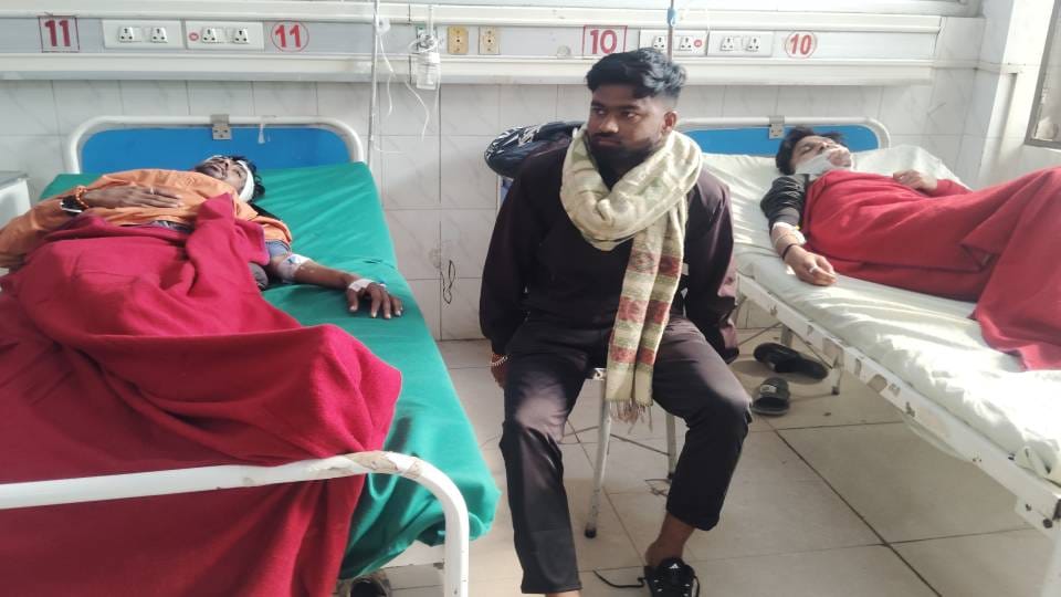 Bolero collided with parked bus in Ambedkar Nagar one devotee died while eight people were injured