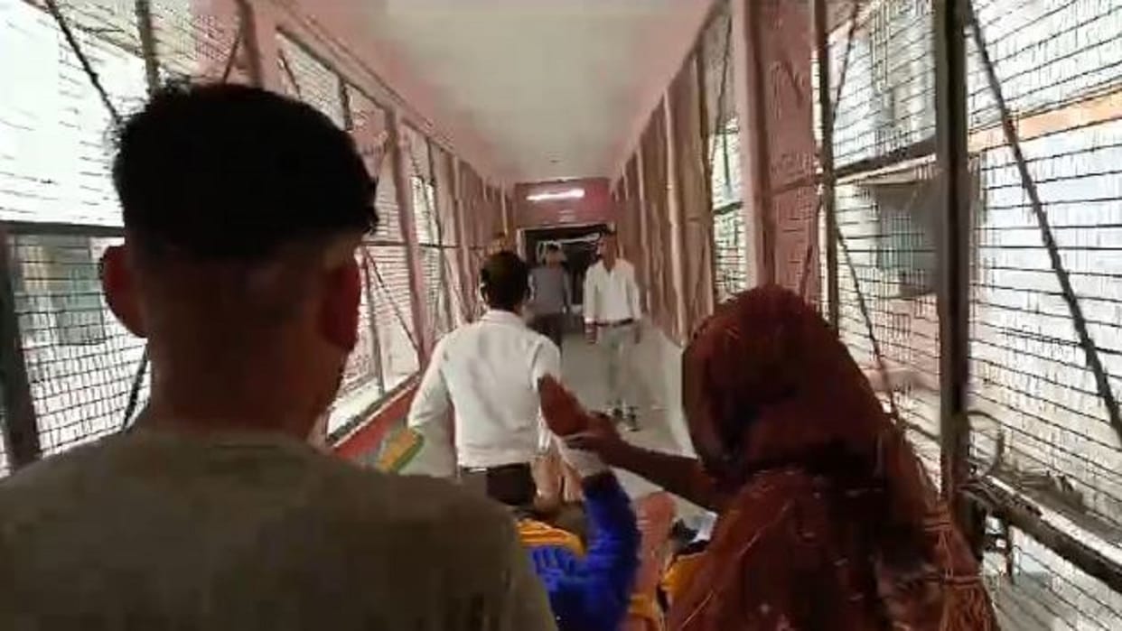 man stabbed 12th class student in the neck after she refused to marry in Shahjahanpur