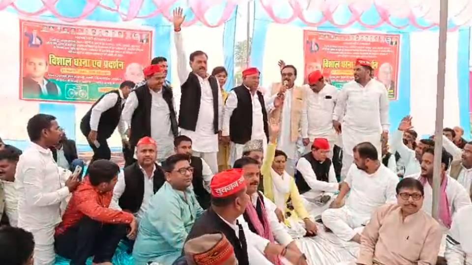 SP workers surrounded Yogi government on law and order and crimes against women In Ayodhya