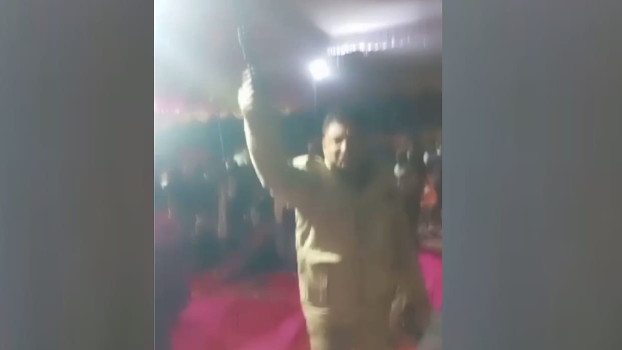 Fight between two parties in the fair, attempt to clash with police Barabanki.