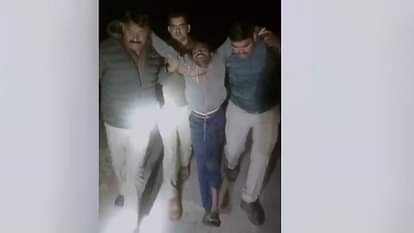 The kidnapper escaped after kidnapping an innocent girl, threw her in a drain, got injured in the encounter