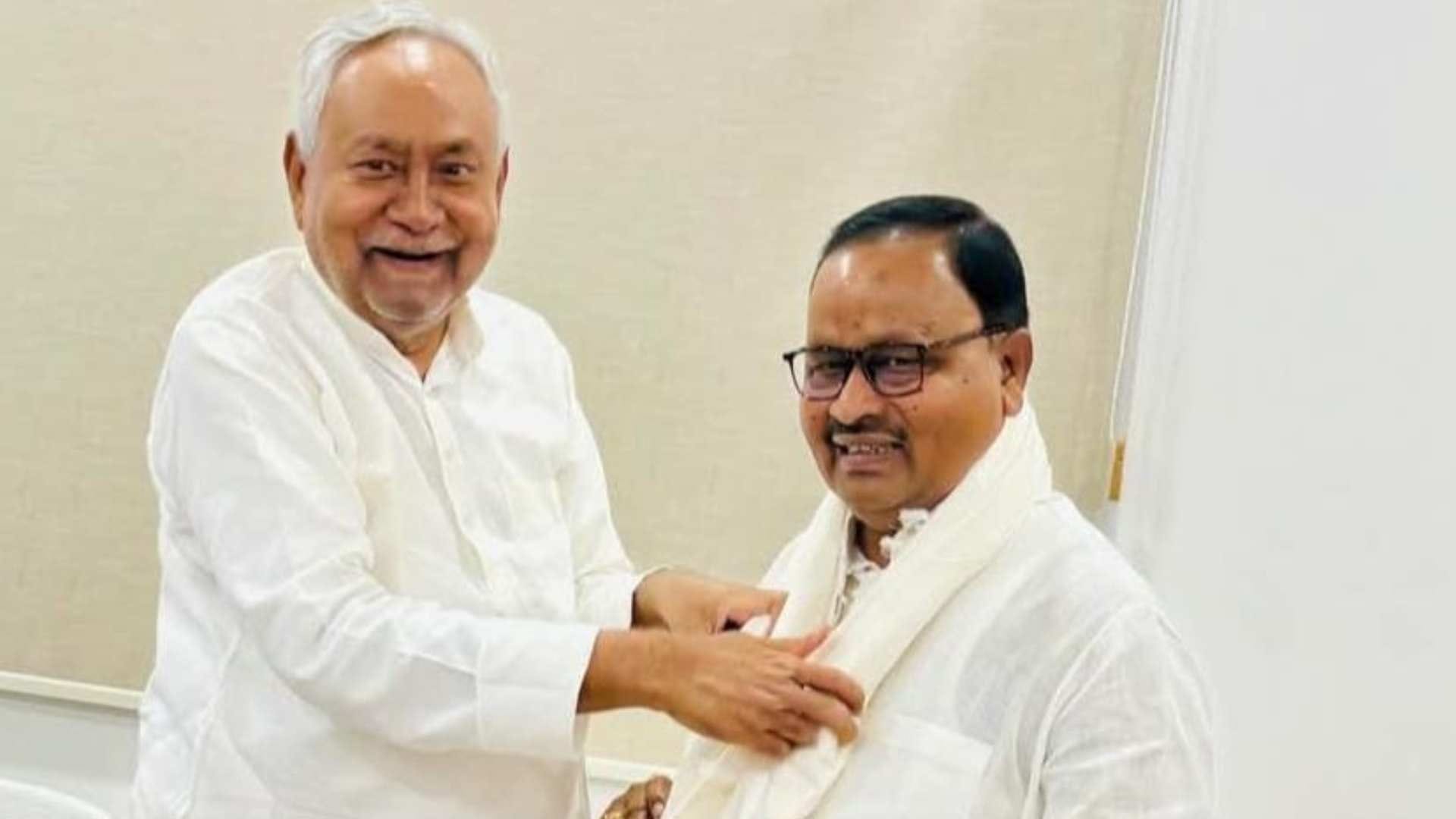 नीतीश कुमार और गोपाल मंडल का फाइल फोटो