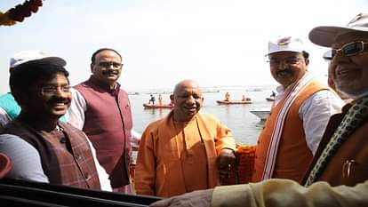 CM Yogi had food with the cabinet along with the cleaning workers, gave the message of harmony