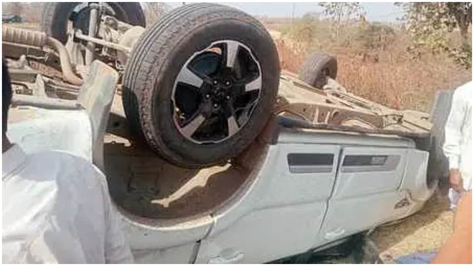 विधायक की गाड़ी पलटी।