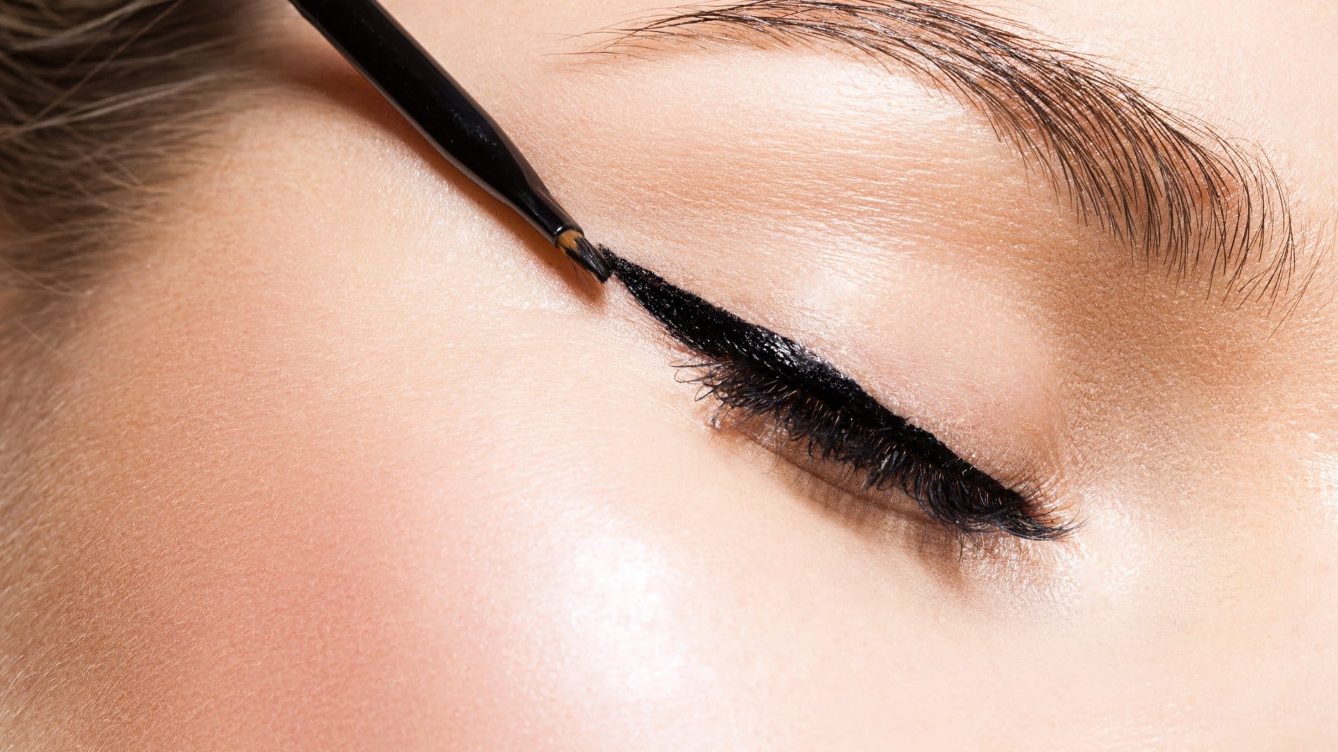How To Use Eyeliner in a easy way step by step guide