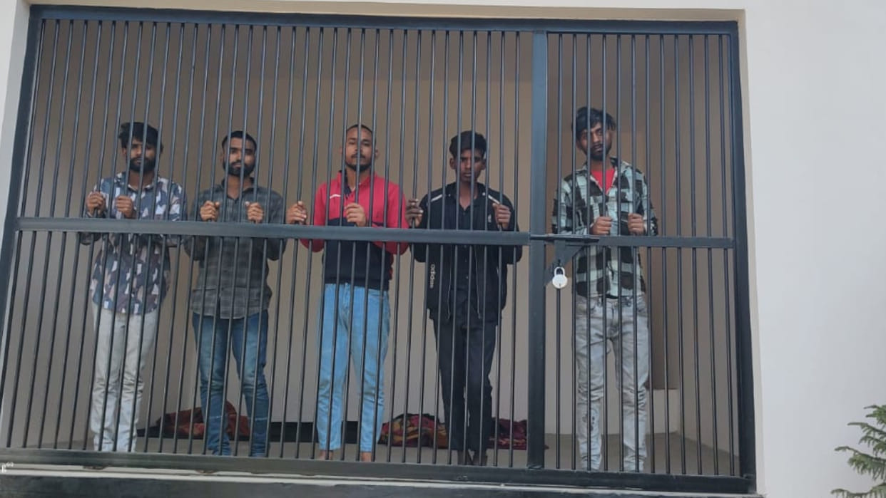 In Gorakhpur, Robbers used to sell stolen mobile phones in casinos of Nepal