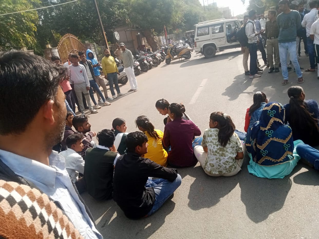 Chaos in class 10th paper in Gwalior Angered by not being allowed to enter the examination hall