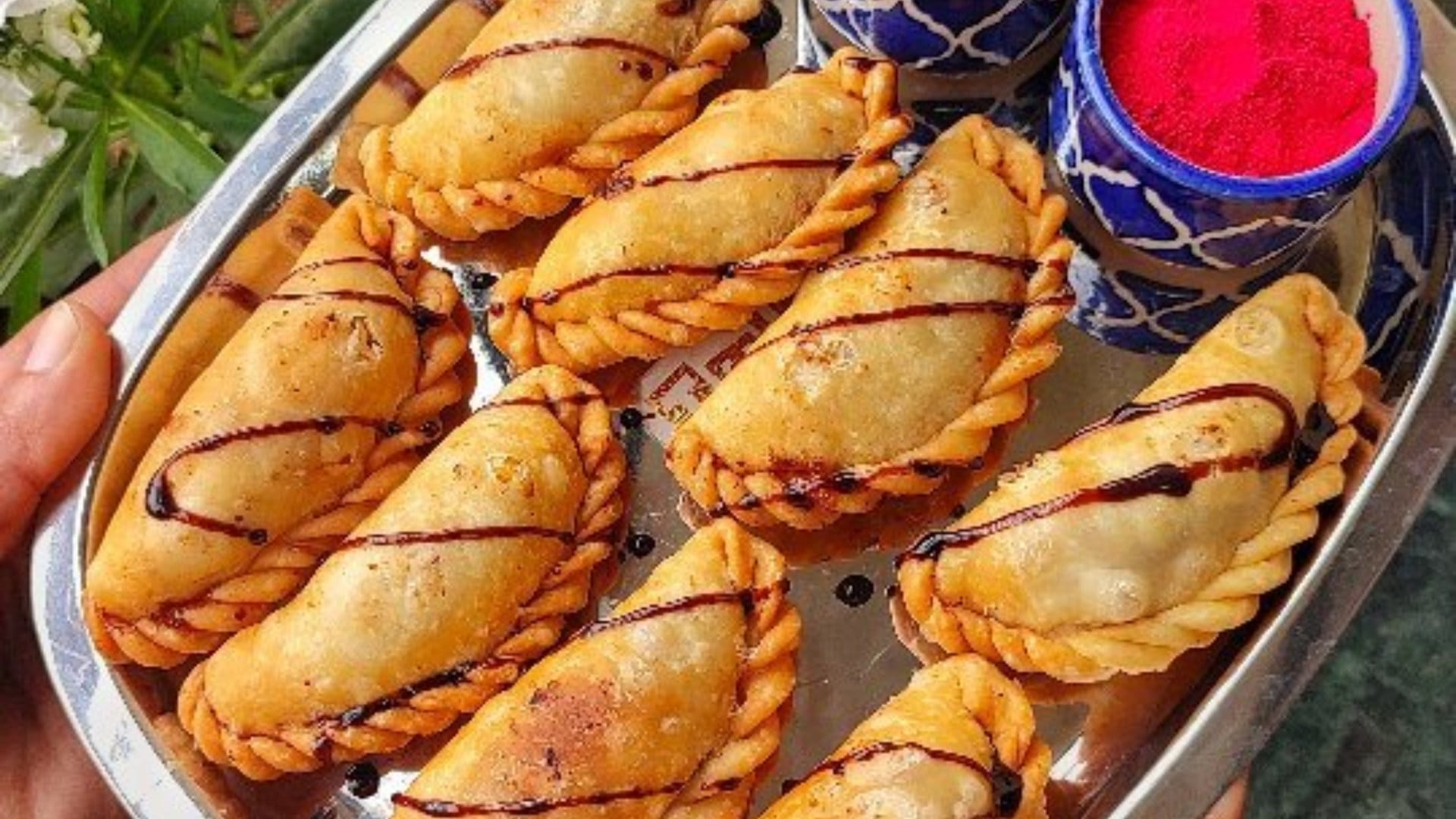 What is the difference between Gujiya and Gujia Just a confusion of name or a game of taste lets clear