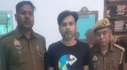 A woman slapped a man 14 times in 50 seconds in middle of the market beat him up for stalking girl students