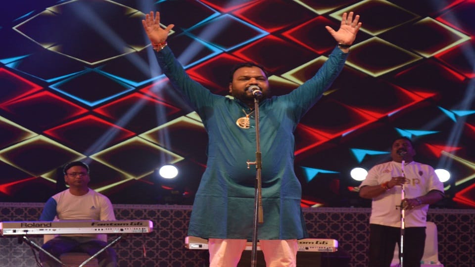 Bhajan singer Kanhaiya Mittal performed at Taj Festival