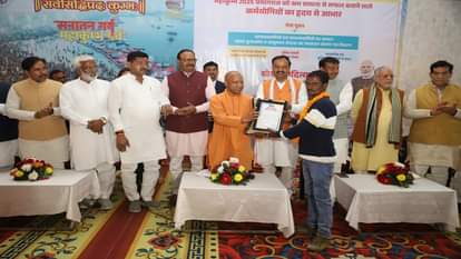 मुख्यमंत्री योगी आदित्यनाथ ने स्वच्छता कर्मियों को किया सम्मानित।