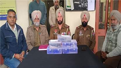 पठानकोट कैंट रेलवे स्टेशन, पांच पिस्तौल और दस पत्रिकाओं में मालवा एक्सप्रेस में एक लावारिस बैग पाया गया