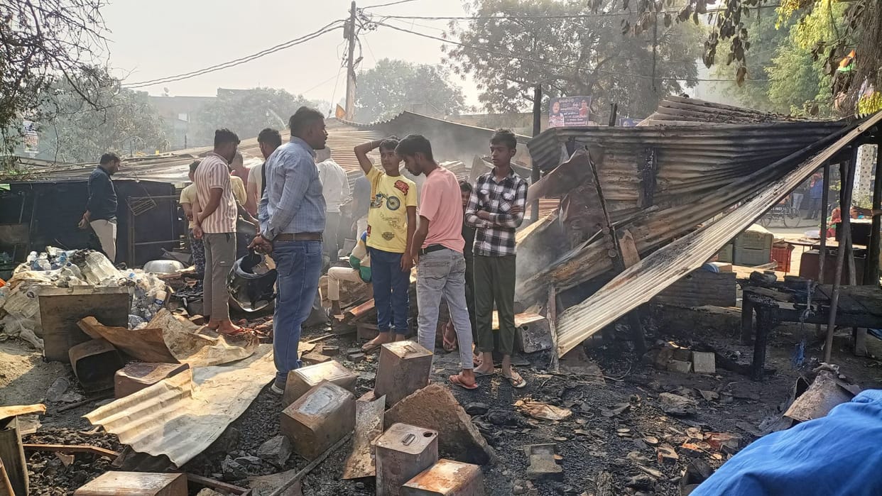 Fire broke out due to short circuit, eight shops burnt loss of 10 lakhs including cash brought under control