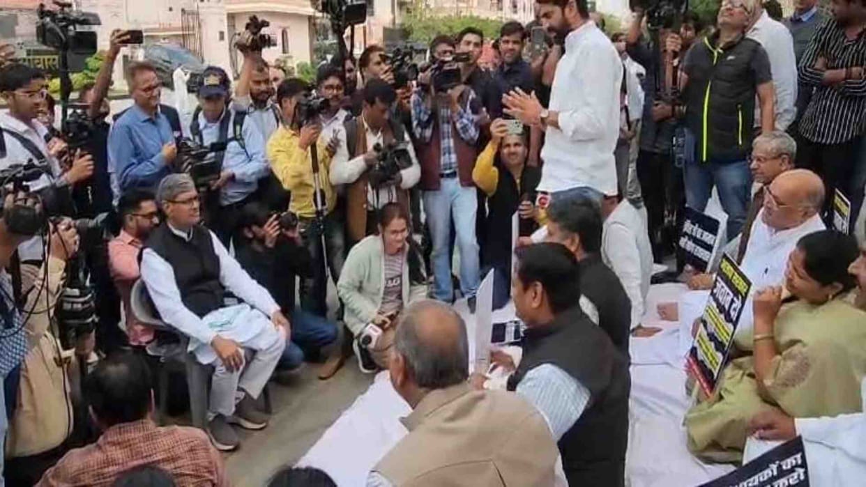 Alwar News: Congress MLAs ran a parallel assembly outside the Rajasthan assembly