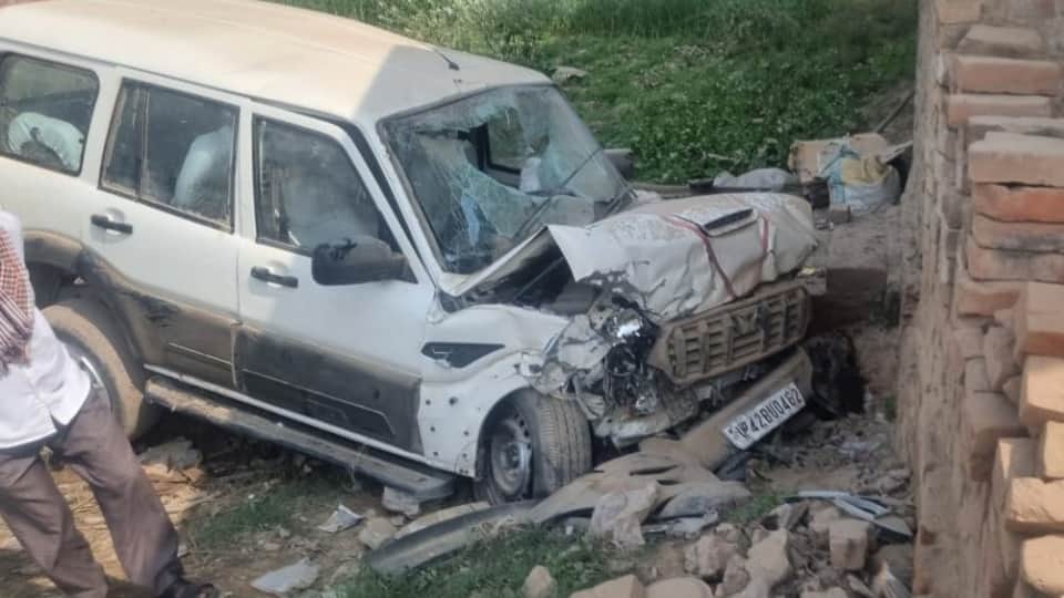 Road Accident News Uncontrolled car broke wall and entered house, four youths died In Pratapgarh