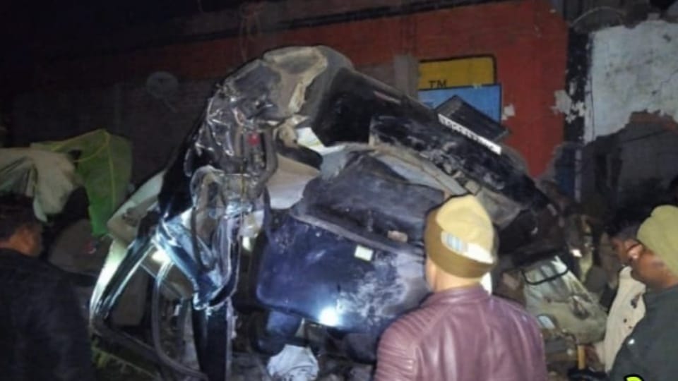 Road Accident News Uncontrolled car broke wall and entered house, four youths died In Pratapgarh