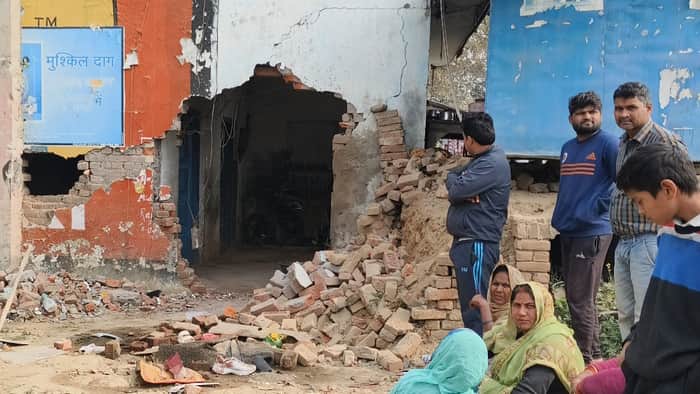 Road Accident News Uncontrolled car broke wall and entered house, four youths died In Pratapgarh