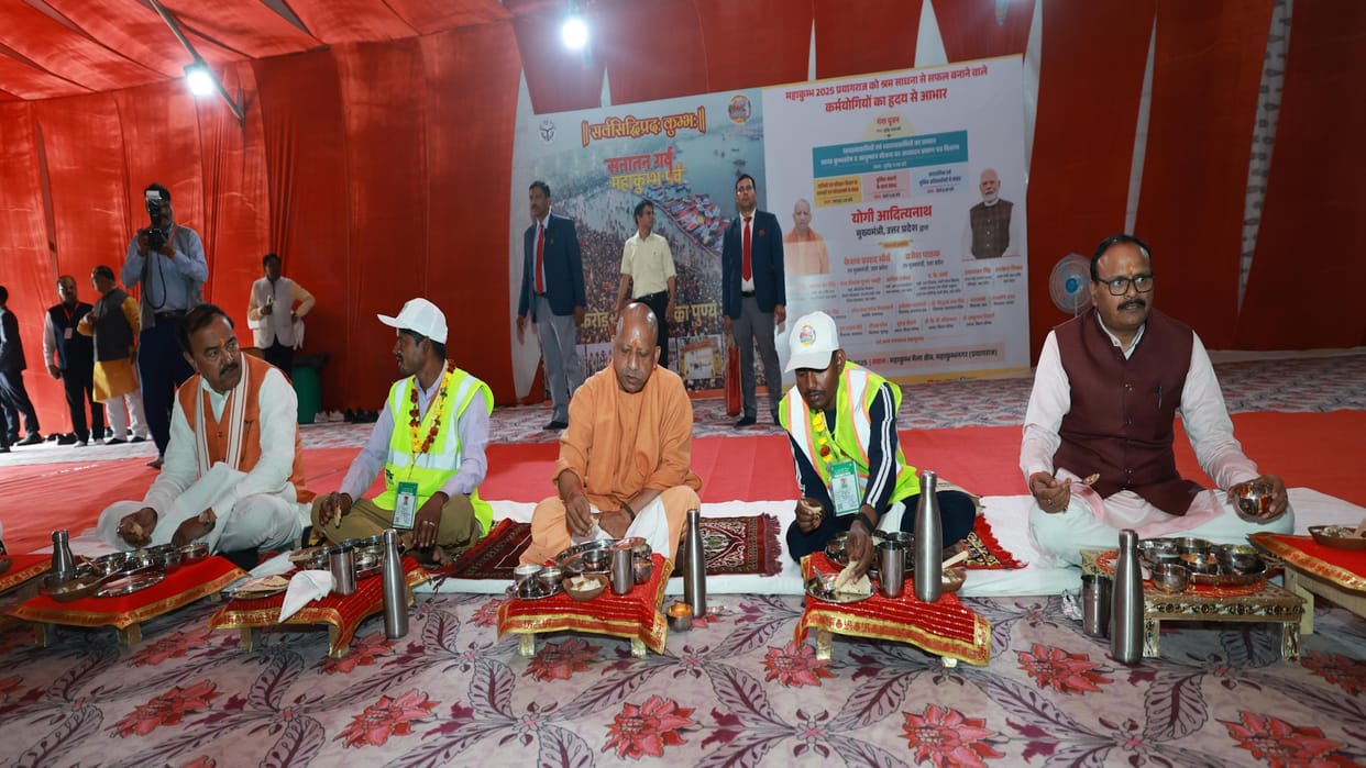 CM Yogi had food with the cabinet along with the cleaning workers, gave the message of harmony