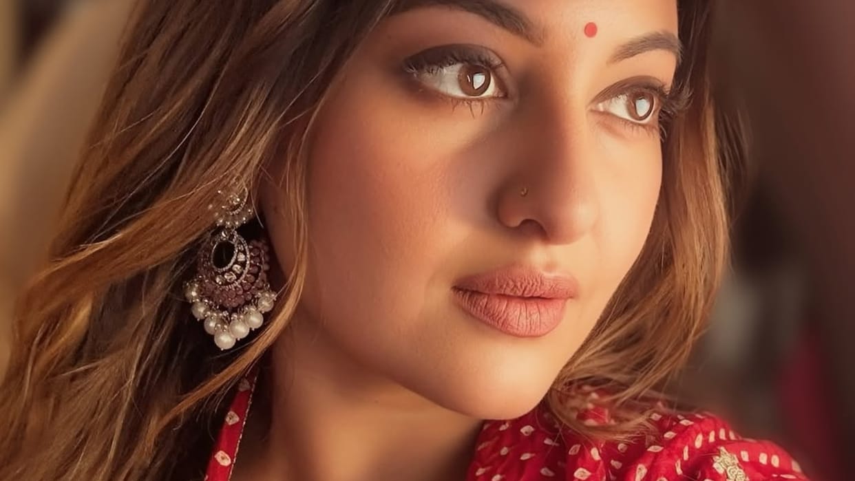 Sonakshi sinha reveals that why she never swims in india feel conscious to wear swimming dress