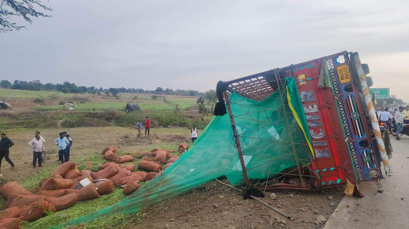 हादसे के बाद बदला ट्रक।