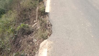 Shamli: Road uprooted in just one and a half years, cutting in the service lane of Sehta Overbridge, danger of