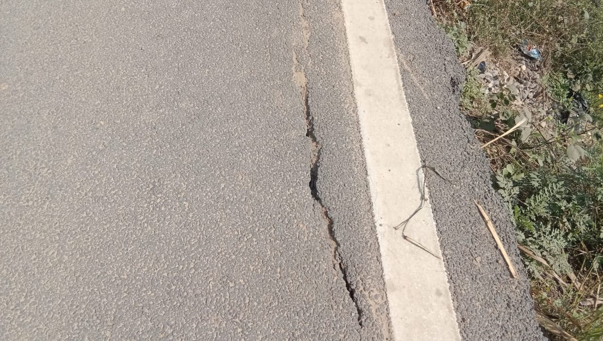Shamli: Road uprooted in just one and a half years, cutting in the service lane of Sehta Overbridge, danger of