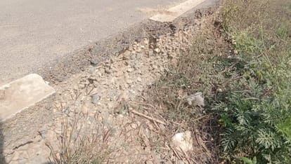 Shamli: Road uprooted in just one and a half years, cutting in the service lane of Sehta Overbridge, danger of