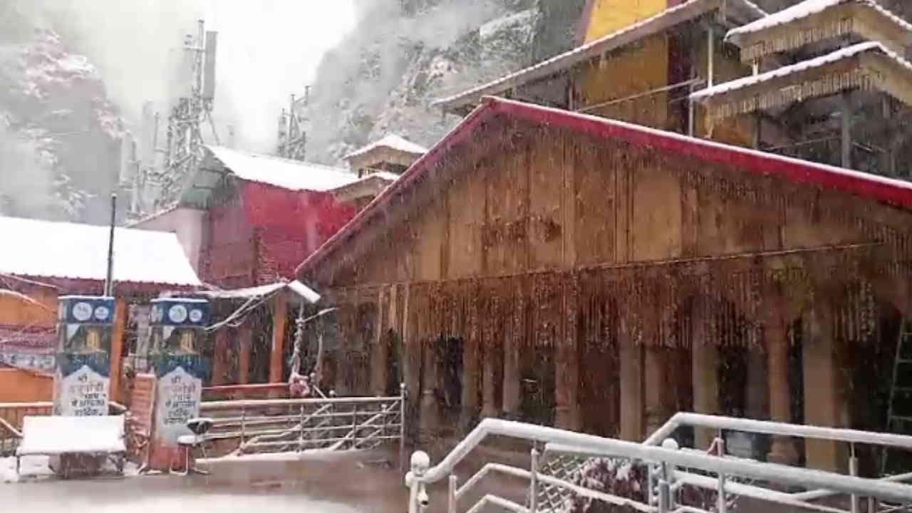 Snowfall in Yamunotri Dham rain snowfall  Badrinath Kedarnath Uttarakhand Weather Dehradun News Watch Photos