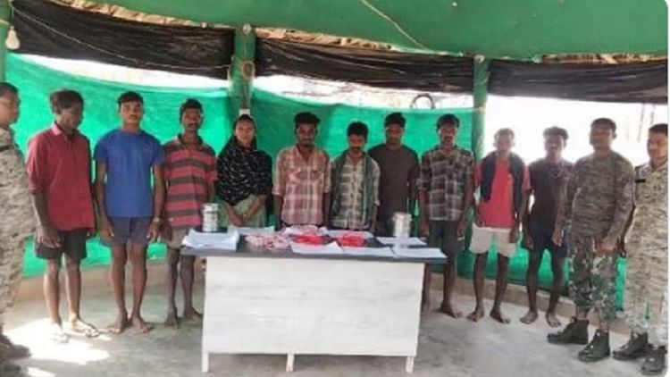 Chhattisgarh : बीजापुर में 18 नक्सली गिरफ्तार, विस्फोटक बरामद; सुरक्षाबलों को निशाना बनाने की थी साजिश